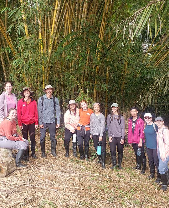 霍尔——ONU特遣队最后一次在亚马逊徒步旅行. “我们去看了橡树! 它是巨大的. 这张照片是在一个进站，竹子在我们后面.”